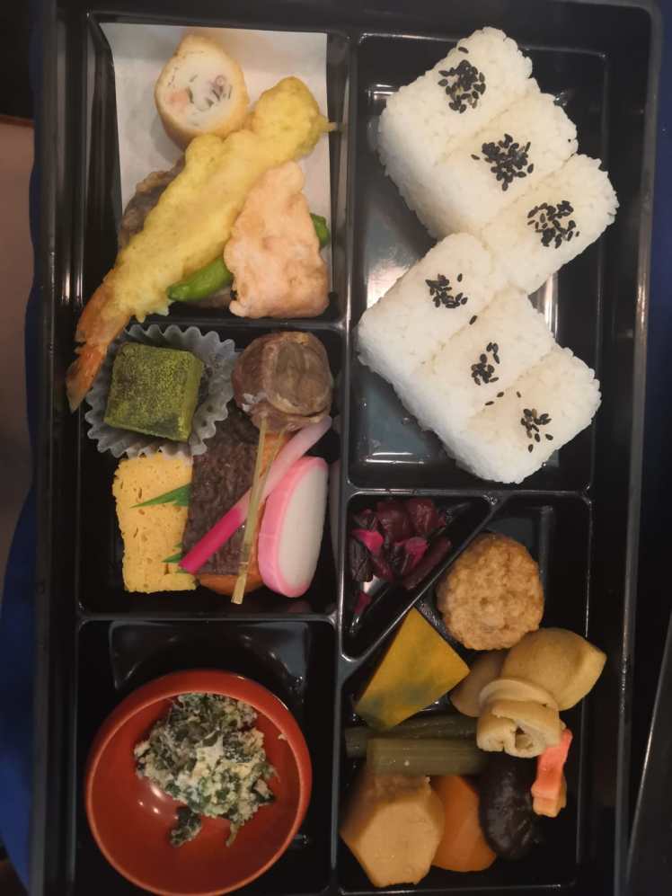 בנטו יפני.jpeg